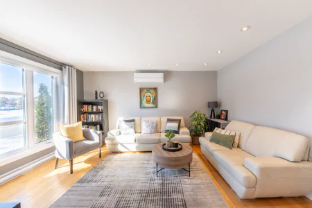Salon : 2057 Rue de Breda
