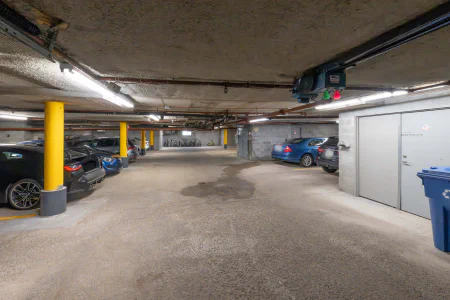 Garage : 425 Rue Roger-Pilon