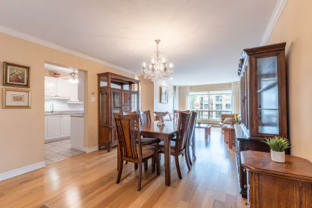 Salle à manger : 425 Rue Roger-Pilon