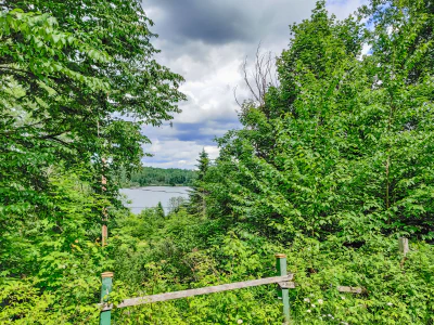 Vue sur l'eau : 13 Ch. du Lac-Sport